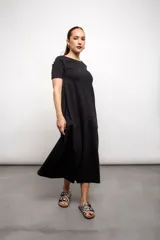 Vestido largo color marrón, de manga corta y cuello redondo. Confeccionado en viscosa bamboula.