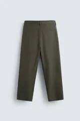Pantalón verde oliva de corte amplio con pliegues en la parte delantera, bolsillos laterales y traseros de ojal.