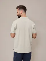 Chomba azul marino de piqué de algodón con cuello clásico y tapeta de dos botones. Logo bordado en el pecho. Corte clásico.