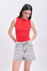 Short de jean gris claro con lavado ácido, tiro alto y corte recto.