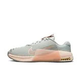 Championes Nike Metcon 9 de entrenamiento, color gris con detalles en rosa.