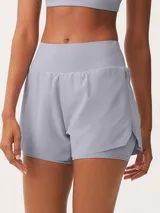 Short deportivo lila con cintura ancha y calza interior.