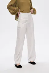 Pantalón de lino color blanco, de corte ancho y tiro alto, con bolsillos laterales y pinzas.