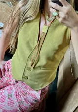 Gargantilla corta con cuentas de piedra color amarillo pálido y dije de herradura dorada.