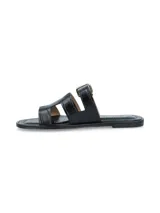 Sandalia chata de cuero negro con textura croco, hebilla metálica de ajuste en el empeine y suela de TR.