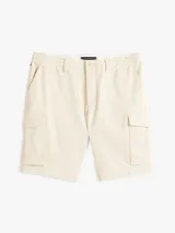 Bermuda cargo Tommy Hilfiger de color beige, con corte amplio, pierna recta y múltiples bolsillos. Confeccionada en sarga de algodón elástico. Logo de Tommy Hilfiger bordado en la parte trasera.