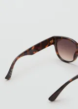 Gafas de sol con montura de pasta en diseño redondo y acabado carey. Poseen cristales degradados en color marrón y ofrecen protección UV total categoría 3. Están fabricadas con policarbonato reciclado.