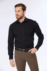 Camisa blanca entallada de vestir, de manga larga y cuello clásico.