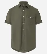 Camisa de hombre de manga corta en lino color blanco, con cuello clásico, botonadura frontal y bolsillo de parche en el pecho. Corte recto.