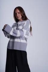 Sweater tejido a rayas horizontales anchas color crudo y negro, con cuello redondo y mangas largas.