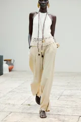 Top blanco de cuello halter con detalle de crochet en el ruedo.