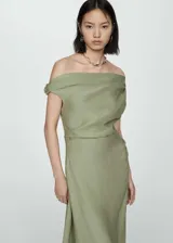 Vestido midi verde oliva con hombros descubiertos y drapeado en la parte superior.