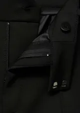 Pantalón de vestir azul marino, de corte recto, con bolsillos laterales y traseros.