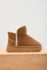Bota tipo botín en color camel, con detalle bordado en la parte superior y suela de goma.