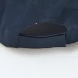 Gorra de béisbol azul marino, lisa, con visera curva y orificios de ventilación bordados.