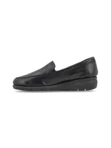 Zapato mocasín de cuero sintético color negro con textura símil cocodrilo.