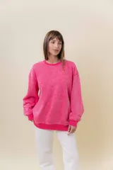 Sweater de mujer color lila con efecto lavado vintage, de calce oversize, cuello redondo y terminaciones acanaladas.