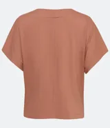 Blusa color marrón claro estilo t-shirt, con cuello redondo y mangas cortas. Presenta un bordado de cocotero en el frente.