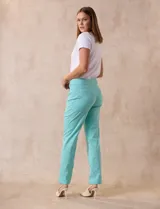 Pantalón verde esmeralda de gabardina elastizada marca Zac & Rachel, con pretina ancha con faja interna modeladora, largo de pierna con costura frontal pespunteada y trasera con bolsillos ojal simulados.