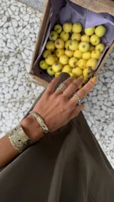 Brazalete ancho de bronce macizo con textura irregular.
