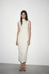 Vestido midi sin mangas, color celeste claro, con cuello alto y detalle de drapeado fruncido en el lateral del torso.