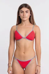 Top de bikini rojo con textura arrugada, corte triángulo y tirantes finos grises. El borde está ribeteado en gris con costura zigzag.