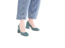 Zapato de cuero color verde azulado, con punta cuadrada, aplique metálico plateado en el empeine y taco ancho con textura geométrica.