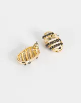 Par de aros dorados con forma ovalada y con incrustaciones de strass negros.