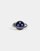 Anillo plateado con diseño de planeta esmaltado en azul y estrellas plateadas.