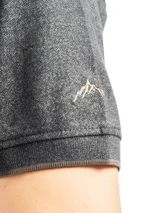 Remera polo verde con cuello y mangas con borde blanco, confeccionada en algodón.