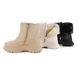 Bota corta negra de caña media, con plataforma track y exterior acolchado.