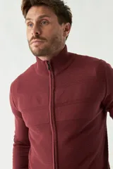 Campera tejida negra para hombre, con cuello alto y cierre frontal.