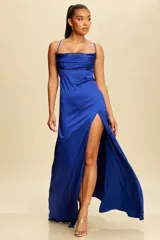 Vestido largo de satén azul eléctrico con breteles finos, escote recto con detalle de tachas y tajo lateral alto.