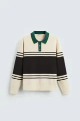Polo de hombre relaxed fit, tejido en hilatura con textura chenilla. Presenta cuello solapa con cierre frontal de botonadura, manga larga y acabados en rib. Diseño a rayas horizontales en color crema y negro, con cuello en verde oscuro.