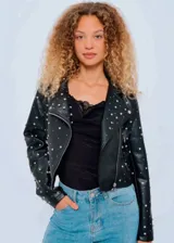 Campera negra estilo motoquera de cuero sintético con tachas plateadas.