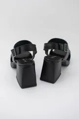 Sandalias de cuero color blanco con plataforma y taco ancho.