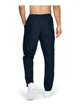 Pantalón deportivo negro de tejido ligero, con logo Under Armour estampado en blanco en la pierna izquierda.