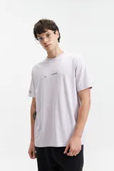 Remera lila de manga corta con cuello redondo y estampado pequeño en el pecho.