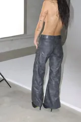 Pantalón gris de cuero sintético, tiro bajo y corte ancho.