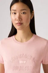 Remera rosa de algodón con cuello redondo y logo de Levi's bordado en el pecho.