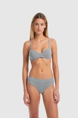 Tanga negra con cintura ancha.
