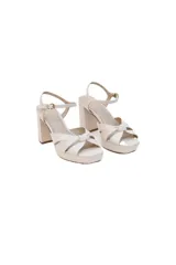 Sandalias de cuero color blanco con plataforma y tacón alto.