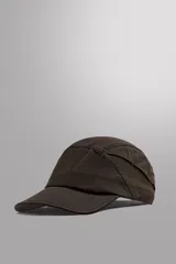 Gorra marrón de siete paneles de tejido técnico con perforaciones, visera y ajuste elástico en la parte posterior.