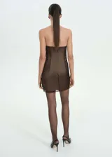 Vestido corto strapless de fiesta, color marrón chocolate, con forro interior y estilo corsetero.