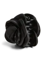 Pinza para el pelo negra con forma de rosa hecha de tela satinada.