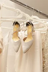 Zapato de gamuza azul marino con escote en V, tiras cruzadas diagonales y taco cuadrado de 8cm.