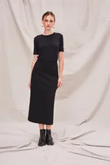 Falda midi negra de viscosa, poliéster y elastano, con corte recto y paneles con costuras a la vista.
