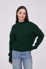 Sweater color verde melange, con diseño de punto y manga larga, ajuste al cuerpo.
