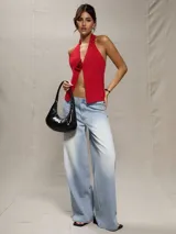 Top rojo con cuello halter y abertura frontal con detalle de rosa.