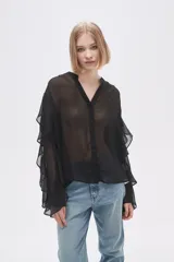 Camisa color crudo de poliéster con cuello mao y mangas largas con volados.